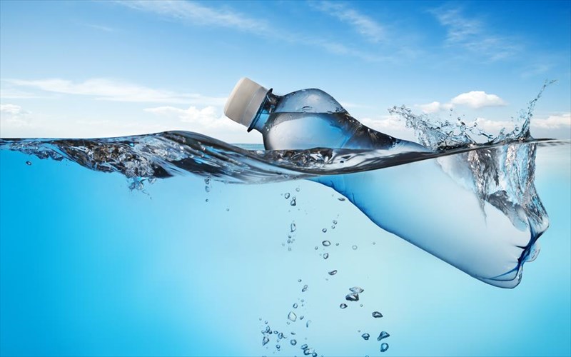 giati-den-prepei-pote-na-ksanagemizoume-to-plastiko-mpoukali-me-nero