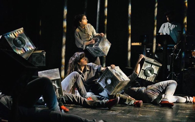 i-omada-neon-tou-dipethe-kozanis-stin-enallaktiki-skini-tis-lurikis