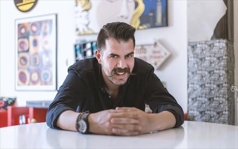 o-ilias-karellas-kai-o-thiasos-tou-ksana-ta-xristougenna-sto-megaro-thiasos-tou-ksana-ta-xristougenna-sto-megaro