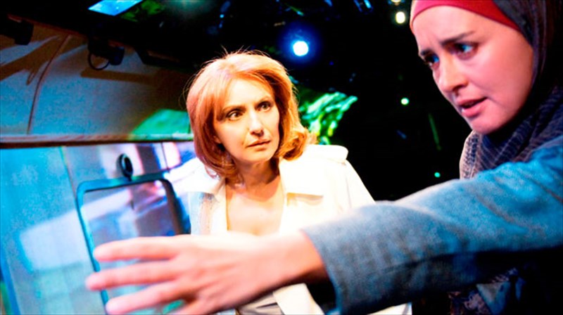 tha-pate-theatro-me-to-podilato-sas