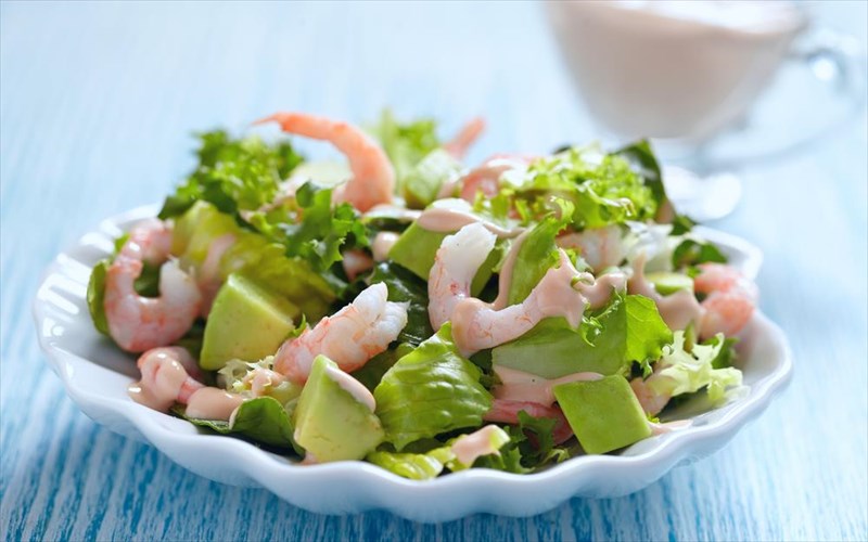 pos-na-ftiaksete-ugieini-prasini-salata-me-garides-abokanto-kai-portokali