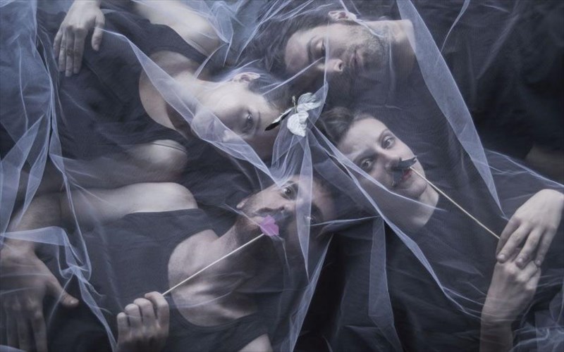 akomi-pio-bromika-paramuthia-apo-tin-omada-apeiron-sto-theatro-104