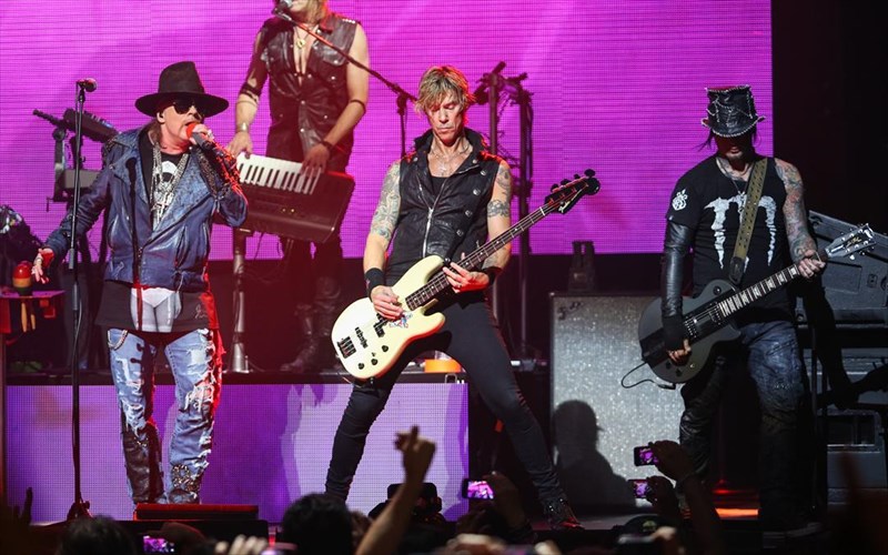 oi-guns-n-roses-etoimazoun-enan-magiko-neo-disko