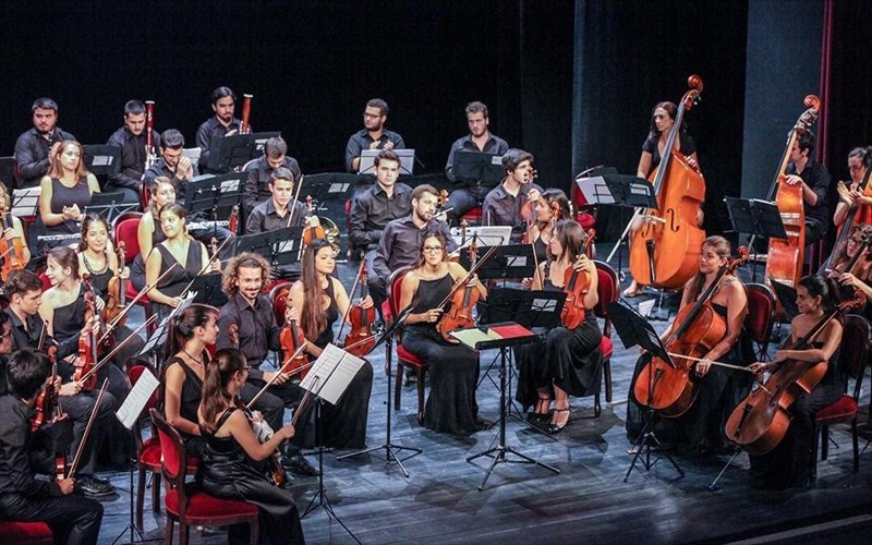 i-ellinotourkiki-orxistra-neon-kleinei-10-xronia-kai-erxetai-stin-ellada