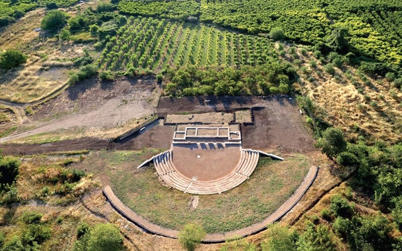 tesseris-suggrafeis-egkainiazoun-to-arxaio-theatro-tis-miezas-me-euripidi