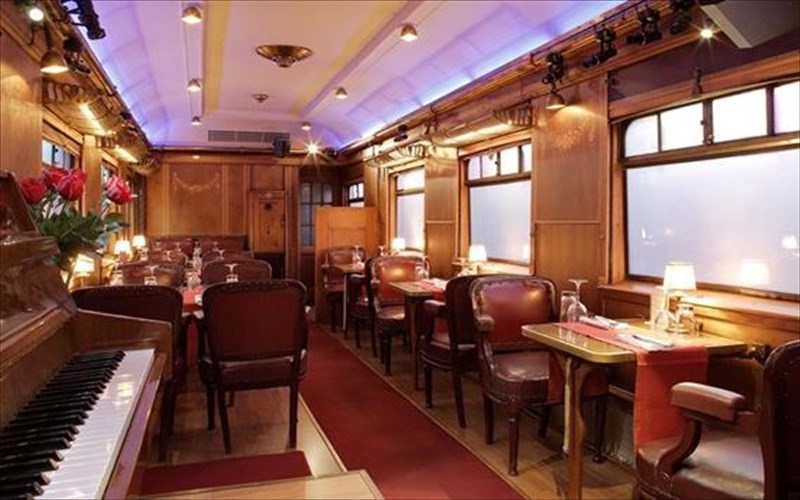 i-amaksostoixia-theatro-to-treno-sto-rouf-kaleis-tous-ithopoious-sta-bagonia-tis