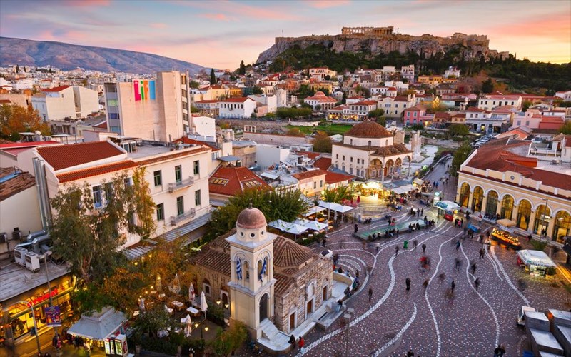 i-athina-taksideuei-se-olo-ton-kosmo-mesa-apo-to-instagram