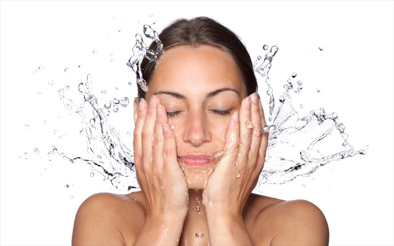 pos-kai-giati-prepei-na-katharizoume-to-prosopo-mas-kathe-bradu