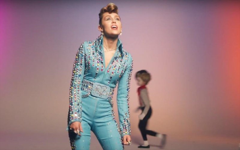 i-miley-cyrus-ntuthike-elvis-presley-kai-epeise