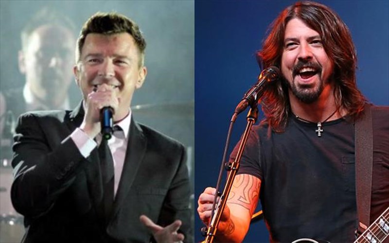 o-rick-astley-epi-skinis-me-tous-foo-fighters