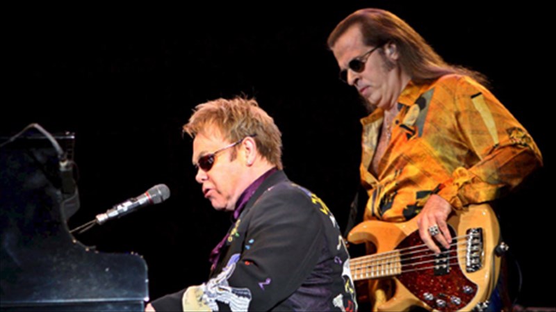 efuge-o-mpasistas-tou-elton-John-robert-wayne-birch-mpasistas-tou-elton-John-robert-wayne-birch