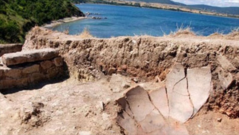 sto-fos-thrakiki-poli-2500-eton-stin-akti-tis-mauris-thalassas