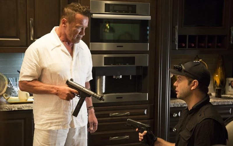 o-arnold-schwarzenegger-pairnei-ksana-to-oplo-tou