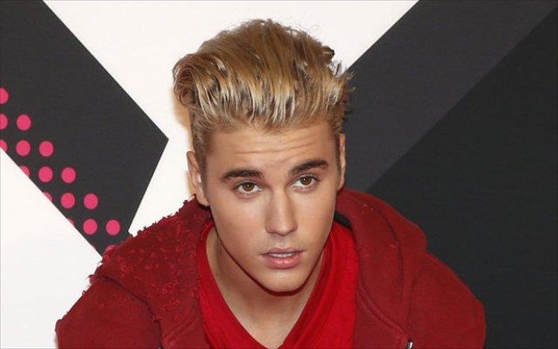 dierreusan-gumnes-fotografies-tou-Justin-bieber