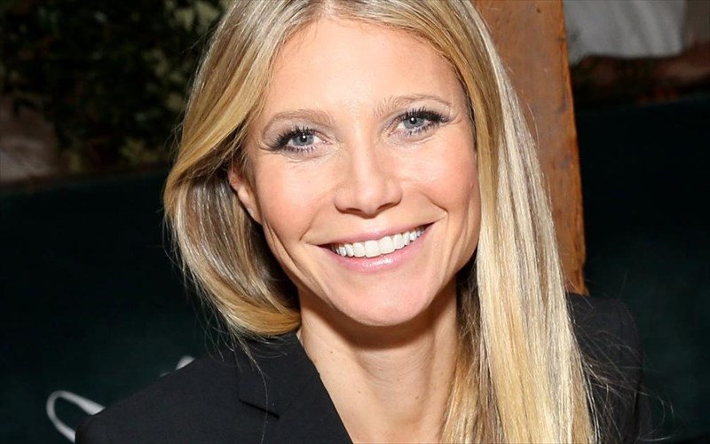 i-gwyneth-paltrow-eksomologeitai-ston-erota-ta-exo-kanei-thalassa