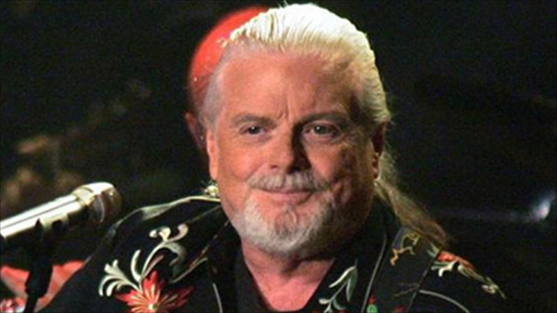 apebiose-o-amerikanos-tragoudistis-skot-makenzi-amerikanos-tragoudistis-skot-makenzi