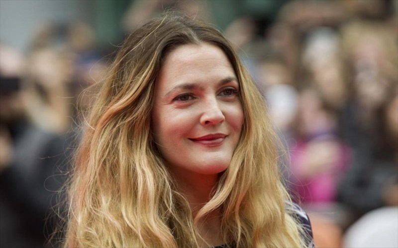 i-drew-barrymore-etoimazei-mia-ksexoristi-anthologia-tromou