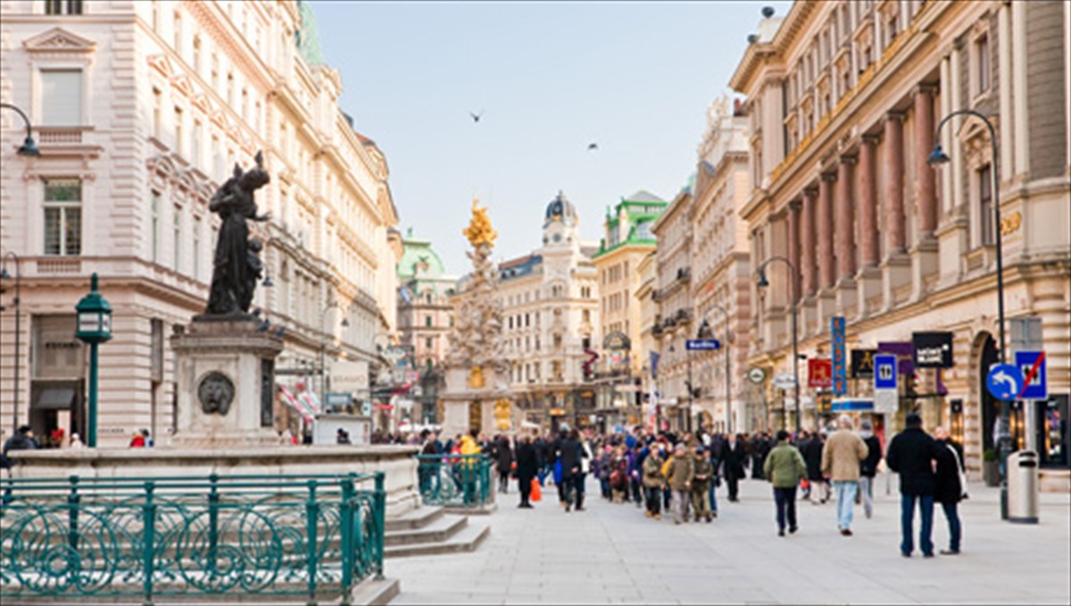 maro-bambounaki-taksidi-autognosias-sti-bienni