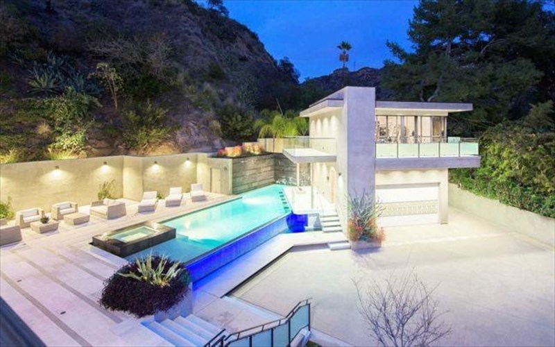 pos-moiazei-to-kainourgio-spiti-tis-rihanna