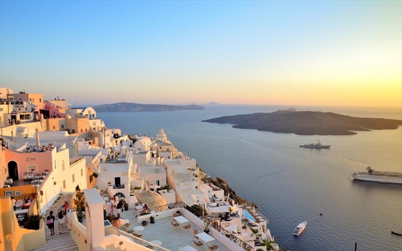 mporei-i-santorini-na-anteksei-tous-touristes-santorini-na-anteksei-tous-touristes