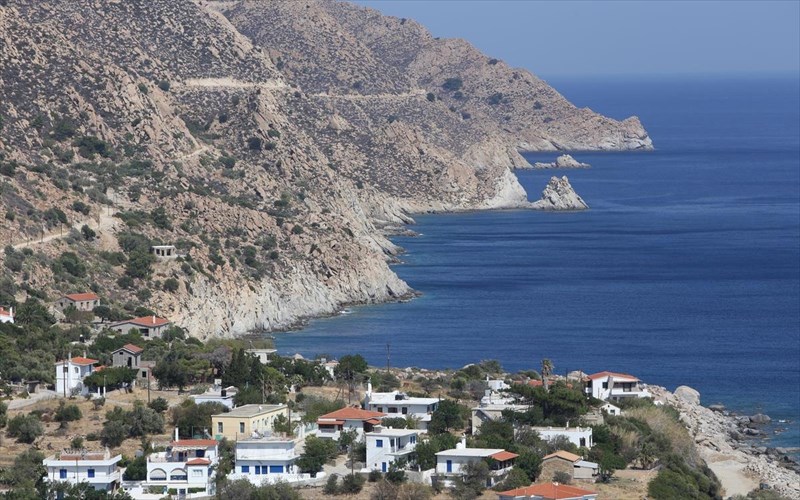 epistrofi-sto-kalokairi-me-ena-fotografiko-taksidi-stin-ikaria