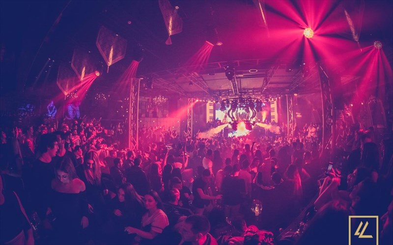 to-lohan-epistrefei-stin-athinaiki-nuxta