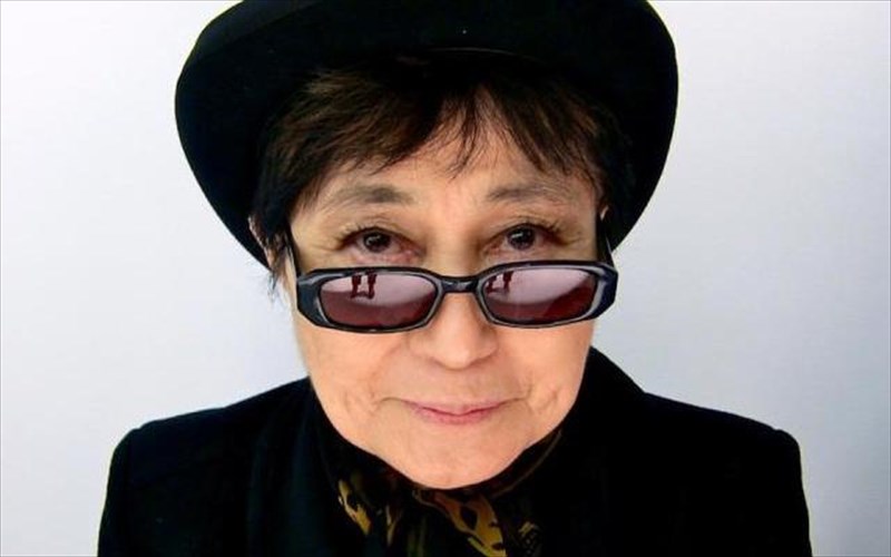 i-yoko-ono-den-asteieuetai-me-ta-emporika-simata