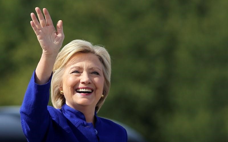 pano-apo-300000-antitupa-tin-proti-ebdomada-gia-to-biblio-tis-hillary-clinton