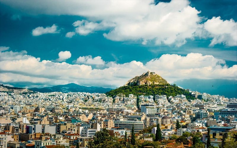 poia-meri-protimoun-ellines-kai-diethneis-touristes-sti-xora-mas-to-fthinoporo