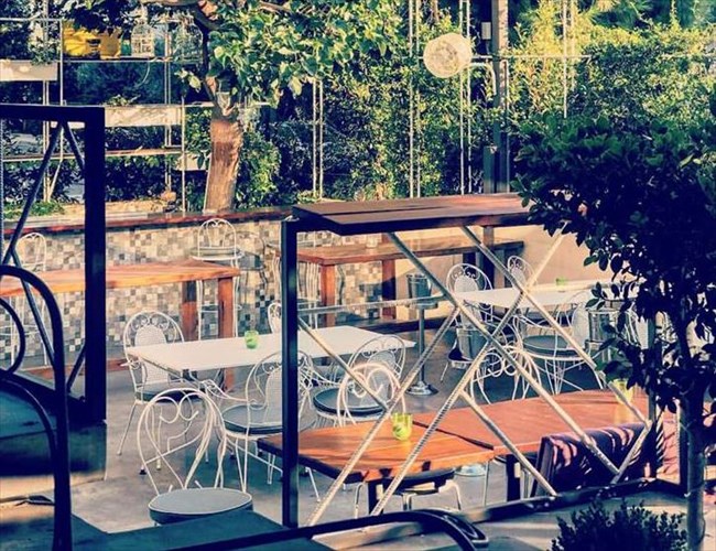 h-bella-vespa-bazei-mpros-gia-kolonaki