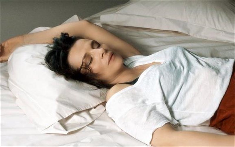 i-liakada-mesa-mou-mia-komenti-gia-tis-anthropines-sxeseis-pou-se-afinei-embrontito