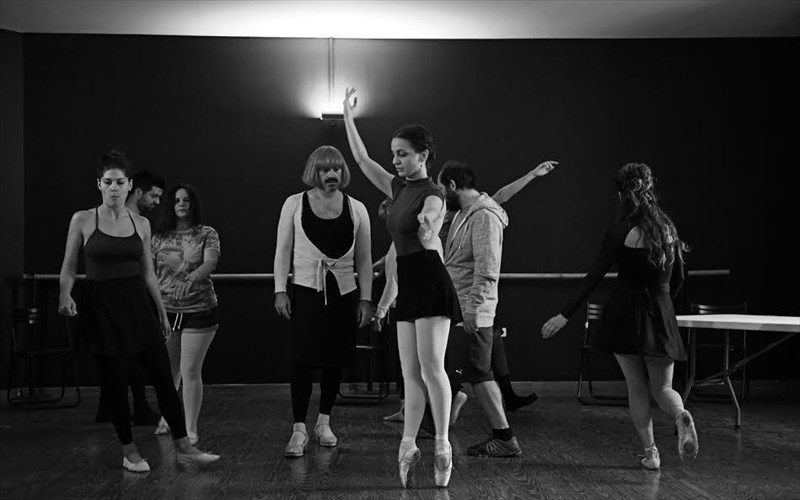 turannosauroi-rex-epistrefoun-stin-peiramatiki-skini-1-tou-ethnikou-theatrou