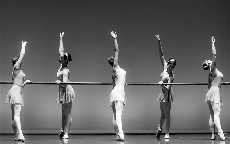 fotografies-apo-olo-ton-kosmo-se-aspro-mauro-stin-blank-wall-gallery