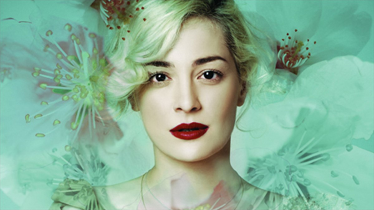 i-natassa-mpofiliou-stin-texnopoli-gia-mia-sunaulia-gemati-fos