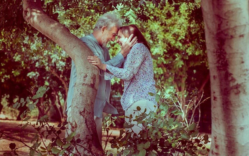 moutousi-kai-aggourakis-diigountai-mia-fthinoporini-istoria