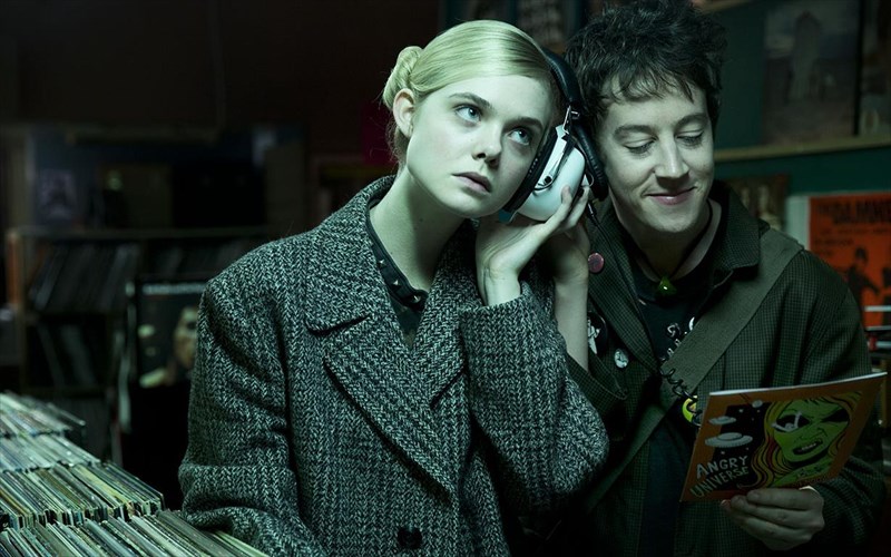 neo-treiler-gia-to-how-to-talk-to-girls-at-parties