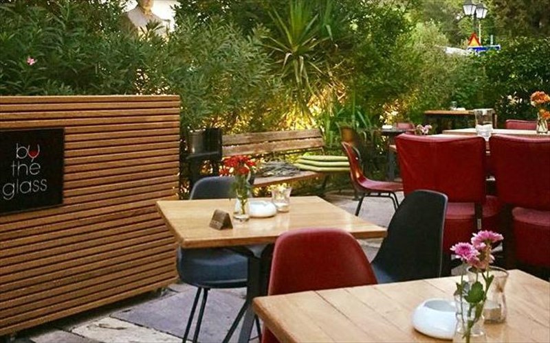 to-by-the-glass-stronei-kuriakatiko-trapezi