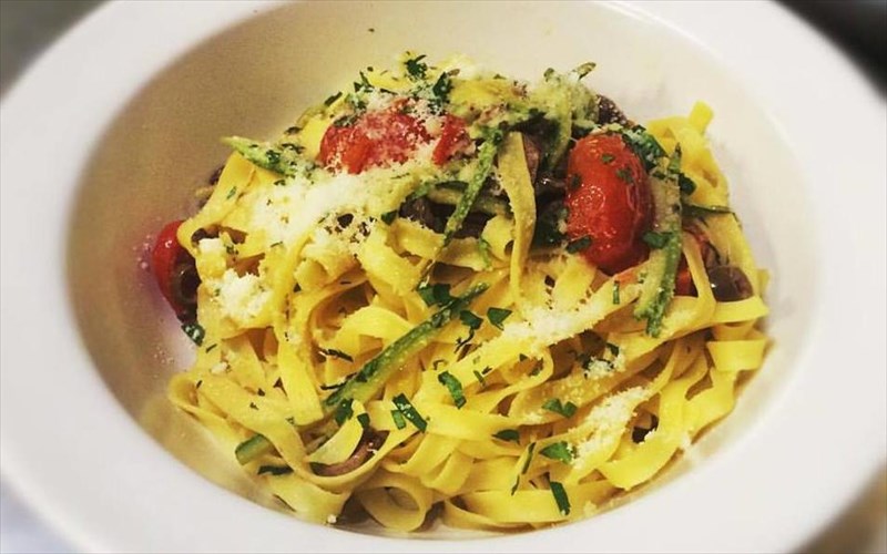 pente-stekia-stin-athina-gia-na-apolausete-zumarika