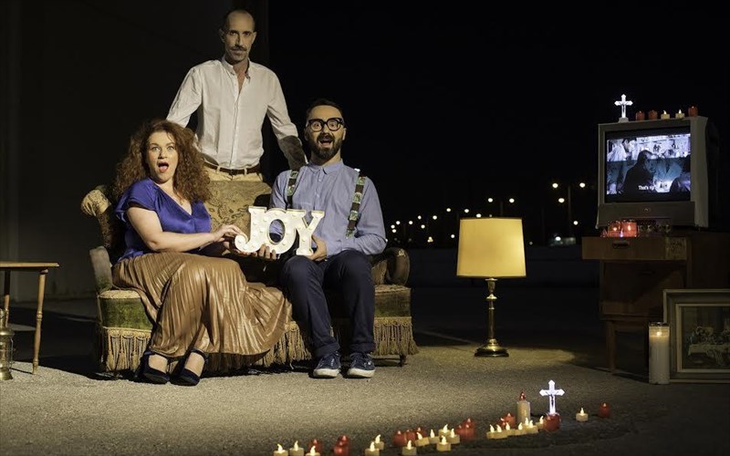 o-xaris-attonis-fernei-lampra-parasita-sto-theatro-tempus-verum