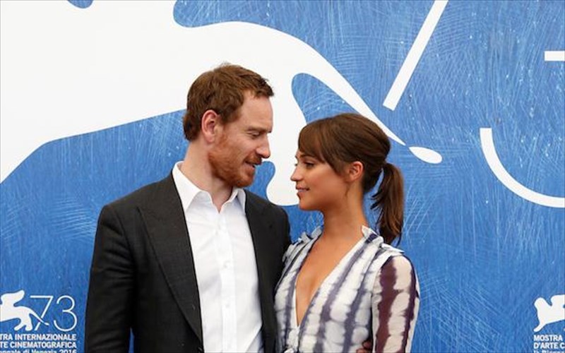 michael-fassbender-kai-alicia-vikander-pantreutikan-stin-impiza