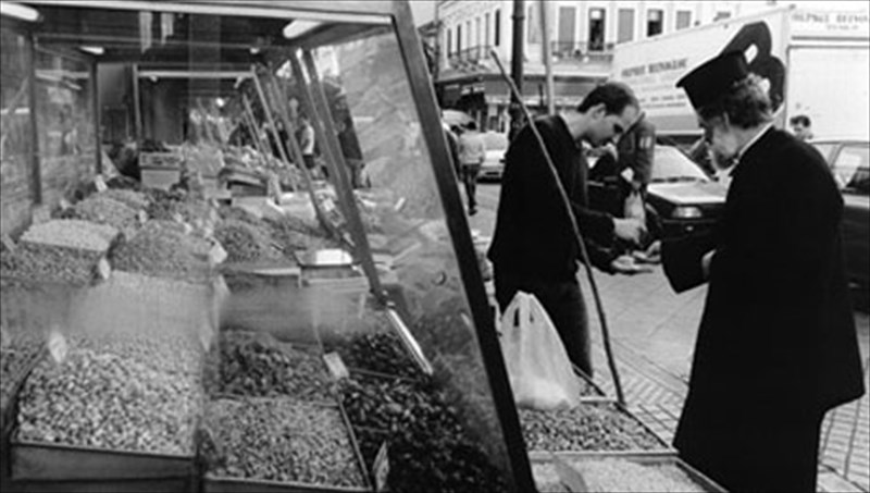 aspromaura-athinaika-stigmiotupa-me-germaniki-matia