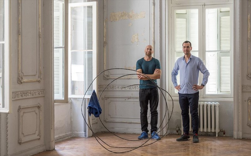 a-puppet-sun-o-kostis-belonis-dinei-zoi-se-ena-istoriko-neoklasiko-tis-odou-kaplanon