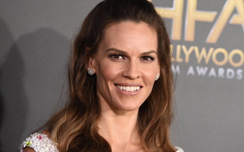i-hilary-swank-erxetai-na-apokalupsei-enan-apatilo-kosmo