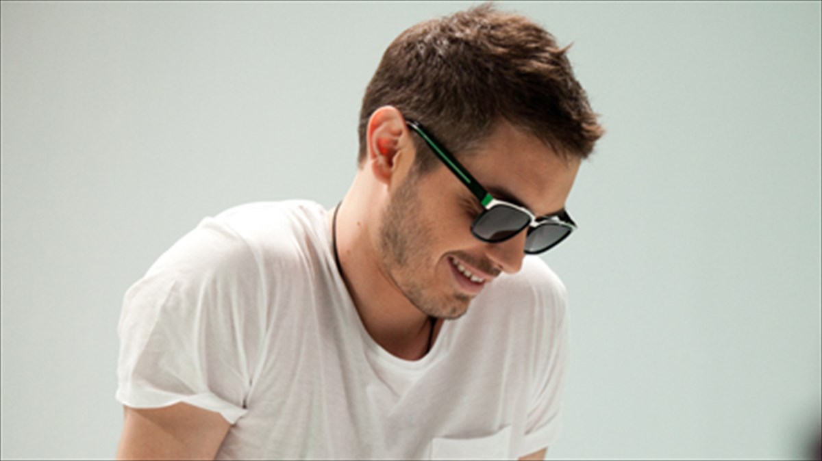 o-mixalis-xatzigiannis-kleinei-tin-periodeia-tou-sto-theatro-braxon