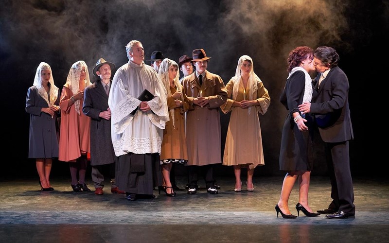 o-fasoulis-skinothetei-rantou-kai-i-filoumena-periferetai-sti-napoli-tou-theatrou-diana-filoumena-periferetai-sti-napoli-tou-theatrou-diana