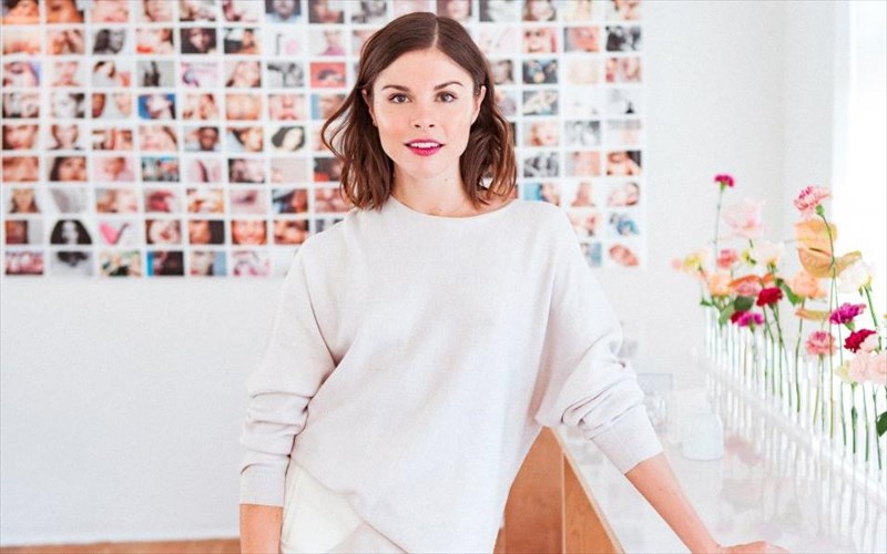 se-poio-site-oi-celebrities-moirazontai-alitheies-mustika-kai-psemata-tis-omorfias