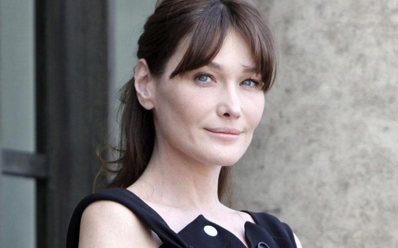 i-pagkosmia-periodeia-tis-carla-bruni-ksekina-apo-tin-athina