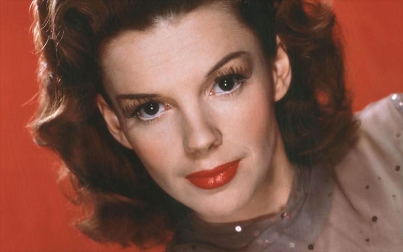 i-polutaraxi-zoi-tis-Judy-garland-sti-megali-othoni