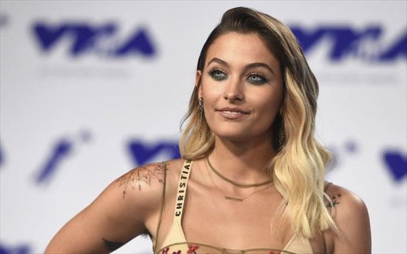 h-foni-tis-paris-Jackson-thumizei-ligo-ton-patera-tis