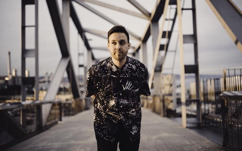 o-amerikanos-igetis-tis-electro-skinis-maceo-plex-erxetai-stin-athina